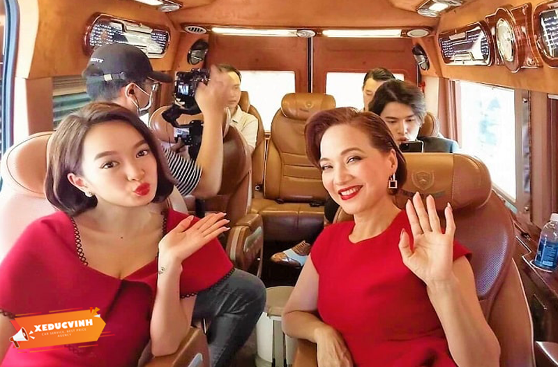 Khách hàng trải nghiệm dịch vụ thuê xe Dcar Limousine Đức Vinh tại Hà Nội